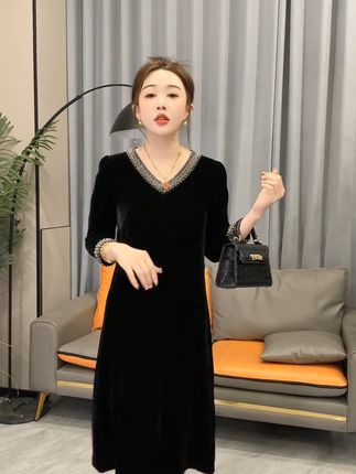 穿上这条丝绒裙,瞬间变身优雅女神! 姐妹们!秋冬穿啥?这款裙子让你气质大方又优雅!#流光机能风穿搭太有生命力了 #徐璐琥珀系亮片裙贵气满满 #全抖音都在仿热巴琥珀系造型 #一场酣畅淋漓的秋装大开箱 #早秋显身材平价上衣合集