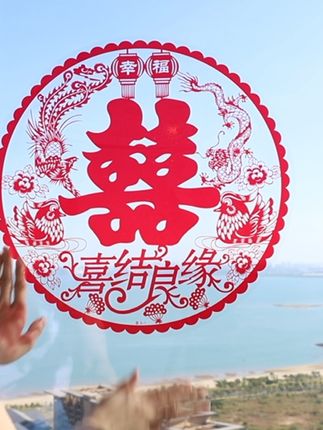 结婚布置太省心,大门窗户贴上喜字就搞定! 结婚当天门上要贴红双喜!这个一定要提前准备起来哦~ 花朵图案超好看!#结婚#婚房布置#备婚#婚庆用品#家里普通一平方美学就不普通