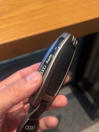 奥迪专属必备!奥迪车主的专属钥匙套,金属全包保护钥匙超安心 奥迪车主们!赶紧安排上这款高端大气有档次的钥匙套吧!!! 亲测好用~可以放心拍了#汽车用品 #奥迪钥匙套 #奥迪钥匙保护壳 #汽车好物推荐 #车载好物