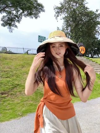 夏日户外不怕晒,这款防晒帽还能免费退哦! 姐妹们!这个帽子真的太好看了吧!!!关键现在有运费险,喜欢就赶紧冲啊~#夏季干净风穿搭#秋瓷炫 1条vlog11条花裙子#张馨予漆皮礼服裙#更适合小个子的不露腿穿搭#用美美桑内打开萌妹穿搭