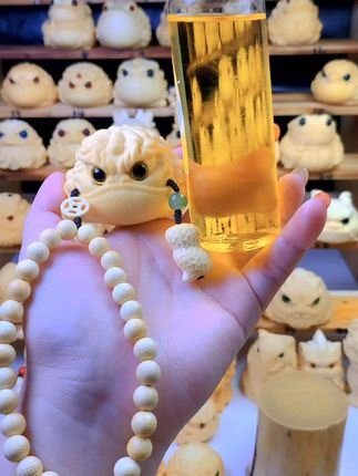 手串控必看!金蟾龙血竹手把件,把玩新风尚! 今天又给大家带来一款新作品!喜欢的朋友点击小黄车下单吧~#民间手艺#文玩#实心竹#手把件#文玩爱好者