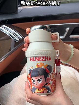 上学必备!哪吒便携保温杯,喝热水不怕烫,还能免费退哦! 这个杯子真的太好用了! 近一个月来了一万多个运费险订单了! 可以放心入手啦!!#奇葩但好用的家居好物
