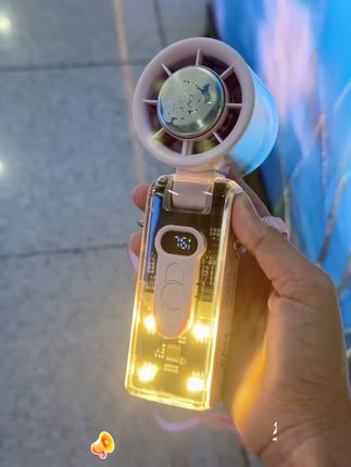 为你的桌面增添一抹未来感,从这个机甲风扇开始。 这个季节必备的小工具!现在下单还包邮哦~还有运费险呢!就是说如果不喜欢还可以退回去哈#杭州街头都装上“电风扇”了#不同价位的户外小风扇评测#降温神器#夏季必备#杭州街头都装上“电风扇”了