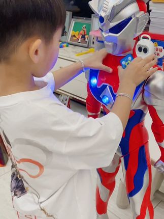 超大奥特曼变身守护童年回忆! 孩子喜欢奥特曼?这款超值好物别错过!#儿童玩具 #奥特曼 #奥特曼玩具 #儿童礼物 #赛罗奥特曼 