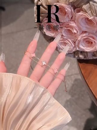 送女友必备!气质四叶草手链,甜美轻奢百搭好物 姐妹们!这个冬天一定要戴一款精致的手链哦~这款四叶草寓意着幸福、健康、财富与爱情!#时尚饰品#饰品搭配#手链#礼物推荐#初秋首饰搭配法则
