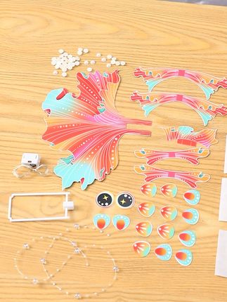 中秋古风金鱼灯笼 DIY 材料包 ,非遗创意锦鲤鱼灯 中秋提灯夜,让这款非遗创意锦鲤鱼灯点亮你的夜晚!古风金鱼灯笼 DIY 材料包来啦~超有趣的节日手工,既能锻炼孩子动手能力,又能营造满满中秋氛围,亲子共做更温馨哦!无论是中秋赏月、节日装饰,还是作为独特的手工作品,都超合适~快给孩子安排上,一起体验手工乐趣,收获节日仪式感!~#中秋节 #中秋灯笼#中秋节手工灯笼 #手工diy #鱼灯笼