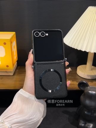 三星Z Flip7极简主义之选!荔枝素皮轻薄贴合零累赘,中轴 三星Z Flip7极简主义之选!荔枝素皮轻薄贴合零累赘,中轴悬浮设计不顶铰链,磁吸无缝体验+挂绳孔自由创作,拒绝厚重设计!#高颜值配件 #三星flip7手机壳