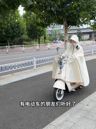 之前的雨披领口漏风,每次下雨脸都湿成花猫! 这款牛津布高领款超贴合,还送高清面罩 #真香警告 #防雨好物 #电动车雨衣 #电动车雨披 #骑行装备