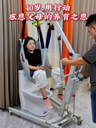 岁月不饶人,我已步入中年,父母也不再年轻。想起小时候他们无微不至的照顾,心中满是感恩。如今换我来陪伴他们,在每一个平凡的日子里,让孝道在亲情中延续。电动移位机,轻松移位,照护更轻松。#移位机 #电动移位机 #岁月不饶人 #人到中年 #照顾父母