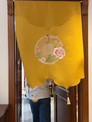 我家卧室拍出新中式大片|牡丹刺绣金黄色门帘好贵气 门帘免打孔送伸缩杆 卧室隔断 卫生间门对门遮挡,轻奢高级感入户门改造#门帘 #新中式门帘 #卧室门帘 #独属于老一辈的怀旧风 #牡丹刺绣