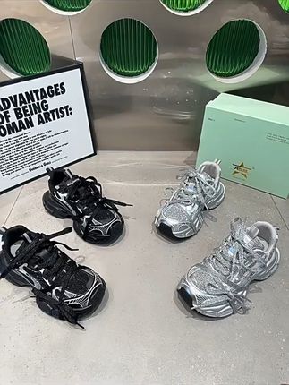 姐妹们!这款鞋子真的太好穿了!!而且还是包邮发货哦~还有运费险呢!就是说如果不喜欢还可以退回去哈~#穿搭 #增高鞋 #时尚穿搭 #显瘦穿搭 #显瘦显高显腿长