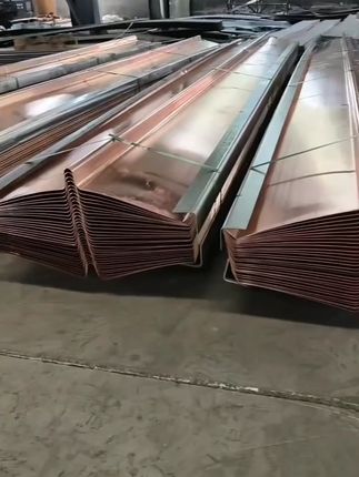 紫铜止水片解析高精度工艺铸就防水长城 #紫铜止水片 #紫铜止水钢板厂家 #水利工程材料 #紫铜止水板 #水利工程用止水带 紫铜止水片在大气、海水以及多种酸、碱、盐溶液中均表现出良好的耐蚀性。在水利工程中,长期与水接触的紫铜止水钢板不易生锈腐蚀,能有效抵御施工环境中可能存在的腐蚀因素,从而保证止水结构的长期稳定性。这种优异的抗腐蚀性能,使得紫铜止水钢板在海洋工程、化工厂等特殊环境中的应用也逐渐增多。