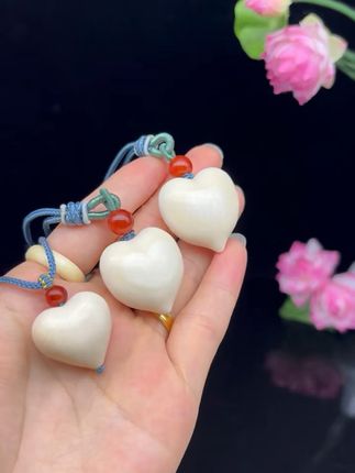 天然猛犸象牙吊坠,爱心满纹雕刻,送礼自戴都惊艳! 想买高品质饰品却没好选择?这款精美吊坠帮你解决难题!#文玩#文玩爱好者#文玩配饰#猛犸象牙#手工雕刻