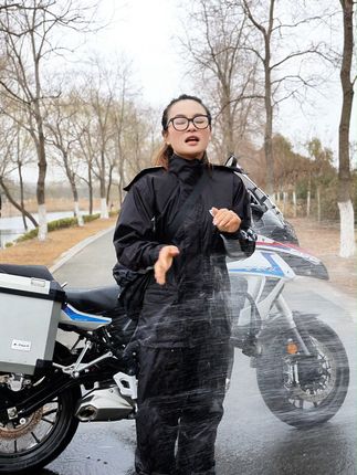 不应该被雨季阻挡!蓝狮骑行雨衣,让你的出行更自由 下雨天骑车出门再也不怕了!防水效果好!四季可穿!