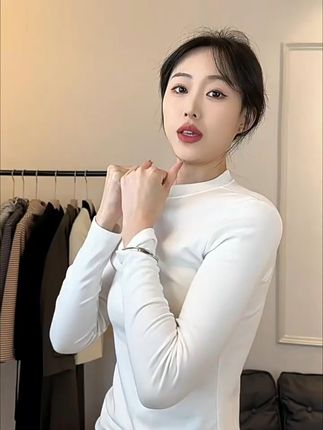 穿上这件美式灰T恤,轻松应对秋冬内搭难题! 秋冬必备款!这款灰系色T恤搭配外套、裤子都好看!关键还有运费险!#面料柔软舒适#秋冬穿搭#长袖t恤#正肩t恤#一衣多穿通勤版