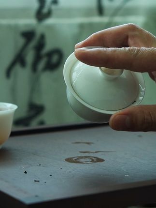 小巧精致,泡茶更优雅!迷你盖碗品茶新体验 #器物之美 #茶生活 #一人茶 #小盖碗 #盖碗泡茶