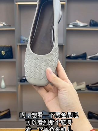 穿上这双羊皮单鞋,逛街再也不怕后悔! 姐妹们!这个季节一定要入一双这样的鞋子!!!关键现在有运费险,喜欢就拍吧~