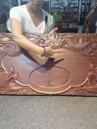 紫檀木茶盘,满金星牛毛纹超惊艳 主播展示紫檀木茶盘,讲其满金星牛毛纹、沉水特性与精美龙雕,品质有保证。