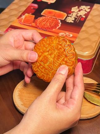 中秋团圆,一口地道广式双黄白莲蓉月饼滋味! 今天是中秋节啦!大家有没有收到好吃又实惠的好物呢?我收到了这个超棒的礼盒哦~#中秋节 ##广式月饼 #中秋月饼 #广式月饼 #双黄白莲蓉月饼