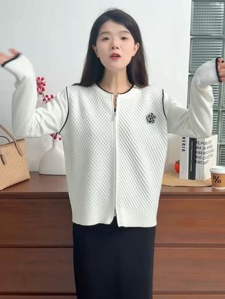 穿上这件针织开衫,轻松应对早晚温差!免费退货超安心 姐妹们!秋冬必备款来咯~ 运费险活动别错过啦!!!可以免费退哦~#秋日万能针织衫穿搭