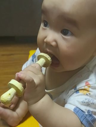 宝宝不吃手的秘密武器!花椒木牙胶,退货无忧 9个月,啃咬双头款半成品😂😂😂#花椒木磨牙棒
