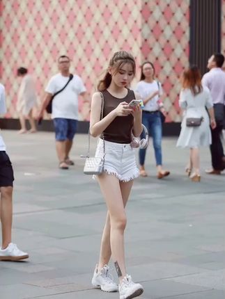 浴室瓷砖黄渍全搞定!一抹即净太爽了 家里卫生间的瓷砖脏东西难清理?这款洁瓷剂轻松搞定!#宿舍实用好物大分享#打开年轻人的装修信息差#当代年轻人的暑假出行小妙招