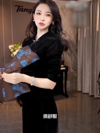 穿上这件显瘦丝绒小衫,你就是秋日里的气质女神! 秋冬穿啥?这款新中式服饰帮你解决难题!#秋季穿搭#显瘦穿搭#新中式穿搭#百搭上衣#新中式穿搭成为中秋宠儿