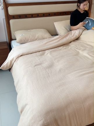 法式复古黑胡桃木床,卧室瞬间高级感满满! 家里卧室装修不知道怎么搭配?这款床让你轻松解决!#好物推荐🔥#家具#实木家具#实木床#床