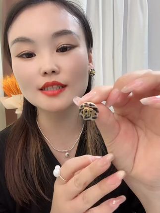 轻奢字母M耳钉,提升你的时尚气质! 轻奢大气字母圆圈耳钉!质感高级感十足~喜欢就赶紧冲吧!!#时尚饰品#耳钉#耳饰#小众设计感#解锁秋季一周色彩灵感穿搭