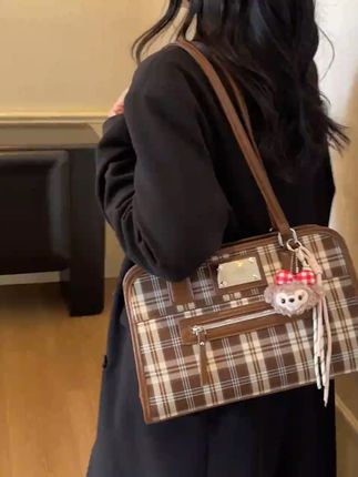 大容量托特包,轻松装下你的整个世界! 姐妹们!这个包包真的太好用了!!出门再也不怕东西多啦~快冲吧!!#琥珀系拉抽屉变装 #内娱琥珀系中女的力量感 #背上乐迪gogogo #男装女穿真香啊 #早秋显身材平价上衣合集