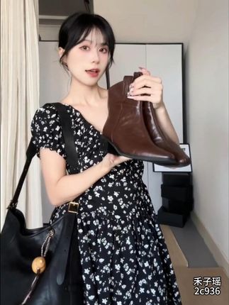 棕色短靴我真的爱惨了 质感超棒,上脚巨显气质,能搭小裙子也能配牛仔裤,怎么穿都不会出错。一整个秋冬氛围感拉满,谁穿谁好看#短靴 #琥珀流光 #秋冬穿搭 #秋冬穿搭 #显高显瘦显腿长 