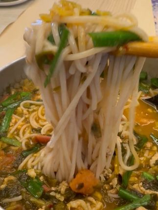 鲜煮红米线,云南地道味,一口难忘! 今天又做了两锅红米线给大家分享一下做法!喜欢吃的家人们赶紧试试吧!!#乡村美食满满的烟火气 #零失败的电饭煲版红糖发糕 #一口入魂的夏日夜宵 #该安排入秋四件套了 #用烧饼拿捏小学生