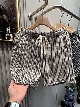 夏天穿这条短裤,轻松复古潮!质量问题可放心退换哦~ #男士必备 #短裤穿搭