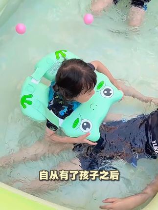 宝宝游泳圈选对了,玩水才开心 看宝宝戴着多惬意~腋下承托像被抱着,肩带 + 四向平衡超稳。双向开合穿脱快,免充气不用等,优质 PVC 无异味。防水内胆守护,宝宝在水里扑腾超开心,宝妈也能歇口气~