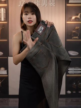 复古牛仔裤穿上这条雾霾咖牛仔裤,秋冬的街头你就是焦点! 秋冬天一定要备一条这种裤子!保暖又好看!关键价格还这么划算!!#秋冬穿搭 #牛仔裤 #百搭裤子 #男士牛仔裤 #男生秋冬穿搭配色