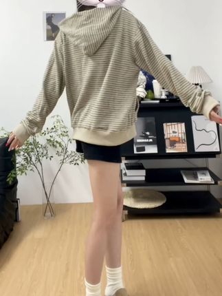 这么好看的外套谁不爱呢! #秋天的第一套情侣装 #古早穿搭又杀回来了 #通勤穿搭如何摆脱土气感 #早秋显身材平价上衣合集 #chic拉满的流光运动风穿搭