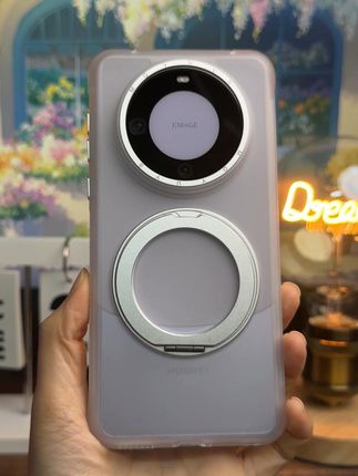 朦胧美感居然可以让手机更显质感? 磁吸圈可以打开,360度自由的旋转,棘轮声清脆解压。竖放刷视频看直播,解放双手。横放追剧看综艺,多角度自由悬停。四角做防摔气囊,边框做散热孔帮助手机散热。手机壳正面包边设计,严丝合缝,不会卡膜顶膜。镜头框微微加高的设计,更好保护摄像头,避免刮花和磨损。侧边独立式按键,原汁原味回馈手感#华为 #华为手机壳 #华为mate60 #mate60pro #mate70