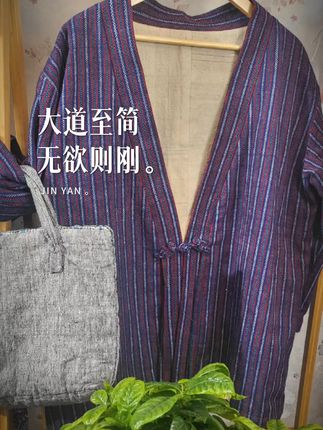 穿上这手工盘扣茶服,就像置身老上海的温柔时光! 想穿出东方美学?这款上海踏花,做出来的茶服帮你搞定,里衬手工纯羊毛,纯手工盘口。至简,至美。#面料柔软舒适#品质女装 #秋冬穿搭 #被秋日氛围感穿搭拿捏了