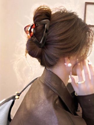 这个发夹真的太好看了吧!随手一夹就高级感满满! 姐妹们一定要试试!#头饰发饰 #抓夹 #网红发饰 #气质发夹 #三角抓夹