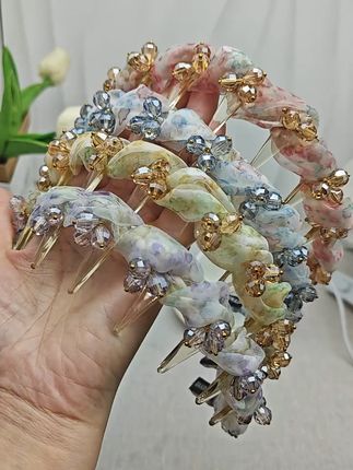 美翻了!这款水钻发箍让你瞬间变身优雅女神 这个夏天一定要试试!这款超棒的发箍让你轻松拥有蓬松发型,戴上它瞬间提升颜值感!#发箍 #碎发整理发箍 #高颅顶发箍 #发卡