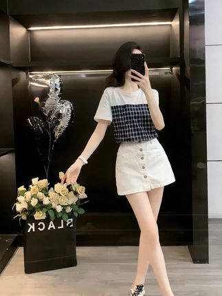 韩系甜酷少女穿搭🍧 谁穿谁好看! 分享今日份韩里韩气 ootd✨拼接格子短袖 + 白色牛仔裙,清爽又显腿长配上小设计感的鞋子,甜酷感拉满~日常出街被追着问🔗 轻松拿捏少女感💫#穿搭分享 #韩系穿搭 #甜酷风 #夏季穿搭