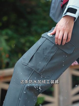男女都爱的感光工装裤,包邮还能免费退! 今天下午两点开始拍下就送运费险啦!!!拍了不想要还可以退哦~#粗腿裤子秋天版测评#复古墨绿长裙就是优雅的代名词#总要穿一次红色旗袍吧