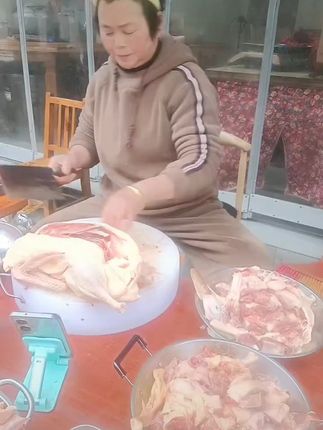 新鲜土鸭顺丰到家,不满意可退不怕亏! 今天又宰了两只大公鸡,一只母鸡,还有三只老鸭子!有需要的老乡们赶紧下手吧!!!#优质农产品#大山里的原生态#地方特色美食#散养土鸡土鸭#被新农人的打卡视频馋到了
