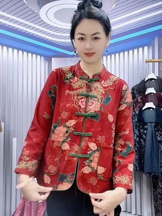 穿上天鹅绒刺绣外套,一秒变国风美人! 冬天怕冷又想穿得有质感?这款刺绣外套帮你解决!#秋季穿搭#秋冬穿搭#显瘦穿搭#外套穿搭#被秋日氛围感穿搭拿捏了