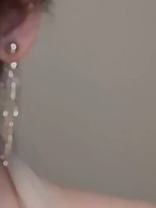 香槟金耳饰,让你每个瞬间都闪耀动人! 姐妹们!这个香槟金色的小物件真的太好看了吧!!!戴上它就是时尚界的宠儿~#谁能拒绝舒华cleanfit风 #秋日户外就穿琥珀系 #琥珀系拉抽屉变装 #全抖音都在仿热巴琥珀系造型 #早秋显身材平价上衣合集