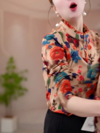 穿上这件莫奈花园打底衫,告别秋冬寒冷! 姐妹们!这个冬天一定要入一件这件衣服!!!真的太好穿了~面料柔软舒适不扎肤,版型宽松又百搭!#秋冬穿搭#打底衫#针织衫#内搭外穿都好看#秋日毛衣之宽松遮肉版