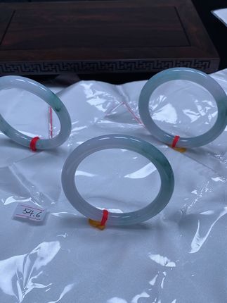 绿色花漾手镯,戴上就是全场焦点! 今天又是一个忙碌的一天!晚上回家后赶紧去洗漱了~#年龄一到中式玉石审美就觉醒了 #用非遗展示中式之美