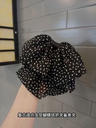 复古波点抓夹,轻松搞定女神发型! 这个发型真的太好看了吧!秋冬季节一定要试试这种多层叠搭的设计感发型哦~#用度假风拿捏夏日松弛感