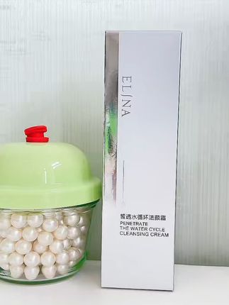 💦姐妹们!依琳娜皙透水循环特润乳来啦!轻盈的质地,迅速渗透肌肤。蕴含丰富的保湿因子,为肌肤提供源源不断的水分。水循环技术,让肌肤水润一整天。无论是干燥的秋冬还是炎热的夏季,它都能贴心呵护你的肌肤,让你拥有水嫩美肌!💖