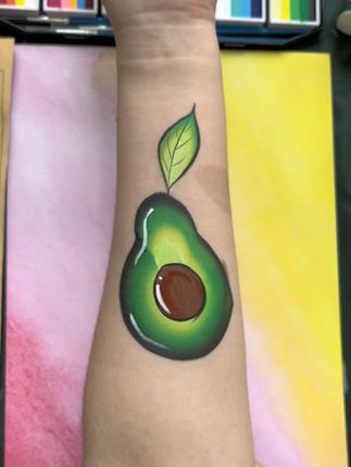 🥑被自己画的牛油果可爱到~ 牛油果手臂彩绘✨ 颜料一层层晕染,从深绿到浅绿过渡超自然,果核立体感拉满,配片小叶子,清新感爆棚~ #人体彩绘 #彩绘颜料 #牛油果 #我要上热门 #创意